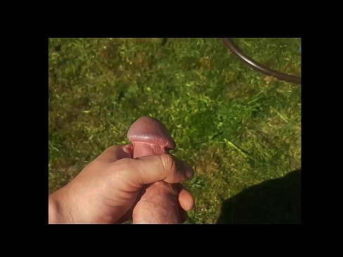 ❤️ Žhavá kočička si nechá ošukat růžovou kundičku a udělá se squirtem v letní zahradě. ️ Tvrdé porno u nás