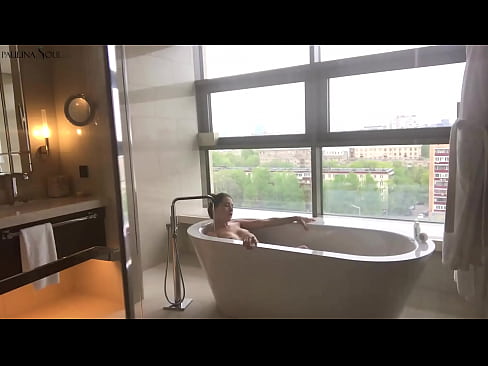 ❤️ Obrovská kočka vášnivě si honí kundu v koupelně ️ Tvrdé porno u nás