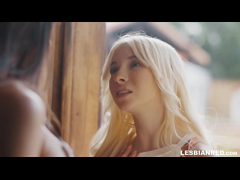 ❤️ Dívka se po několika měsících vrátí domů a skončí u lízání kundy své nevlastní matky ️ Tvrdé porno u nás