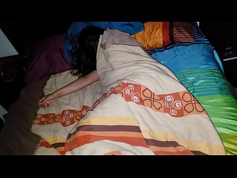 ❤️ Nevlastní syn buzeruje svou mladou nevlastní matku, zatímco ona spí. ️ Tvrdé porno u nás